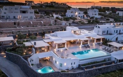 Santorinis Insta-Worthy Villa  