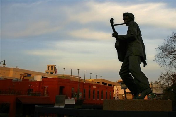 America Rhythms Self Drive elvis_statue_memphis (Medium).jpg