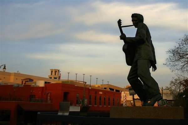 elvis_statue_memphis (Medium).jpg