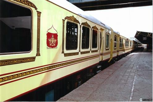 Palace On Wheels image003 (Custom).jpg