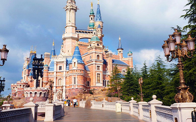 Disney & Universal in Japan Disney & Universal in Japan