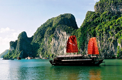 vietnam-cruising-halong-bay.jpg