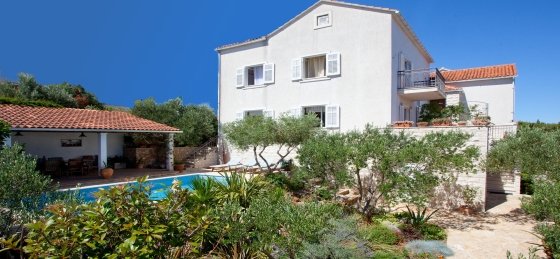 villa_in_supetar_1.jpg